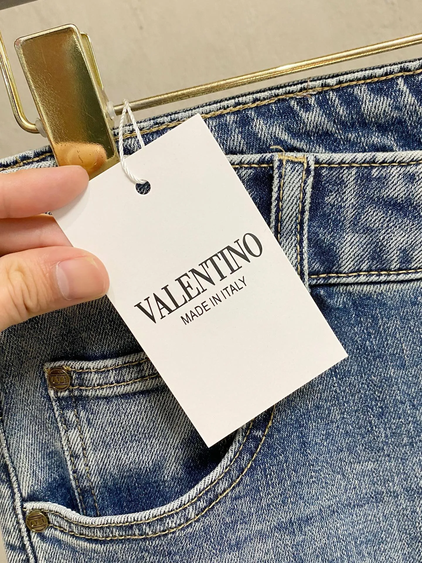 VAL Valentino launches new men's thin jeans in summer 2026! Heavy-duty washed denim fabric, customized fabric is softer and more comfortable than ordinary denim fabric! Ultra-heavy industrial washing process and dual-process washing. The entire pair of pants has a comfortable hand feel, and the level of fineness and breathable effect are top-notch. All hardware brand logos are custom-made, and the materials are selected with the best attributes. The elasticity of the fabric is very good and the comfort is great! The low-key design style is simple and elegant. Sizes: 28-36 no 35